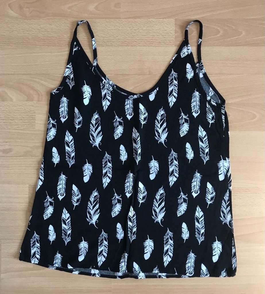 Tops: Top schwarz/weiss mit Federmuster – Gebraucht aus Biel/Bienne von SandraDG