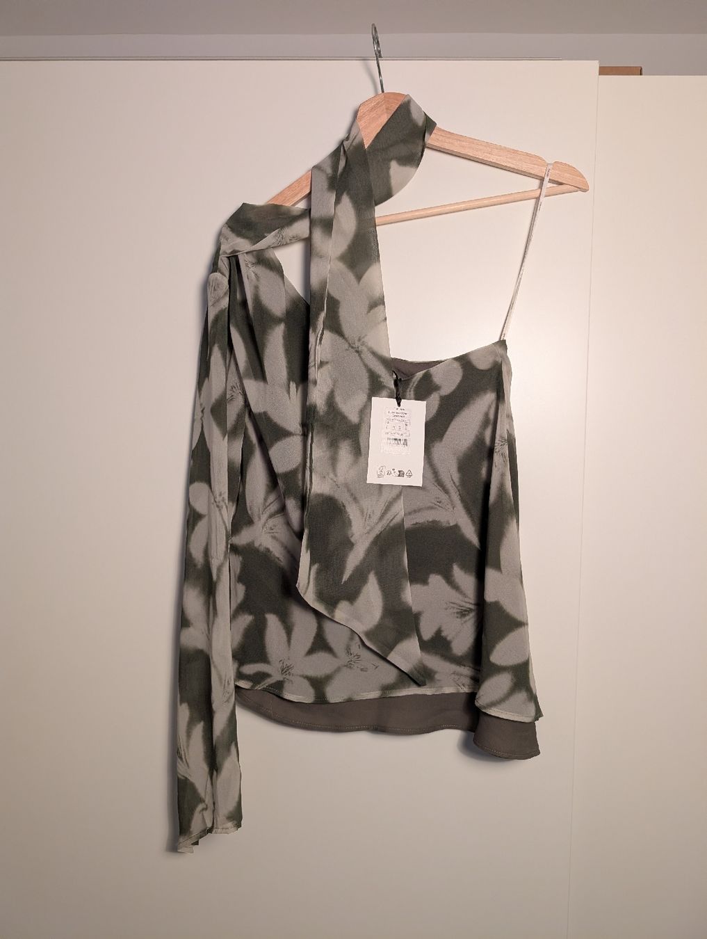 Camicette: Designer Bluse The Are "Macarena" asymmetrisch – Nuovo e nell'imballaggio originale da Luzern venduto da Leabitzi