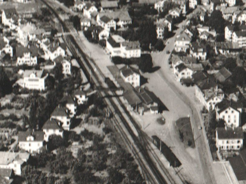 Cartoline postali: AFFOLTERN a.A: Flieger-AK mit Bahnhof 1956 – Usato da Engelburg venduto da Swisscards
