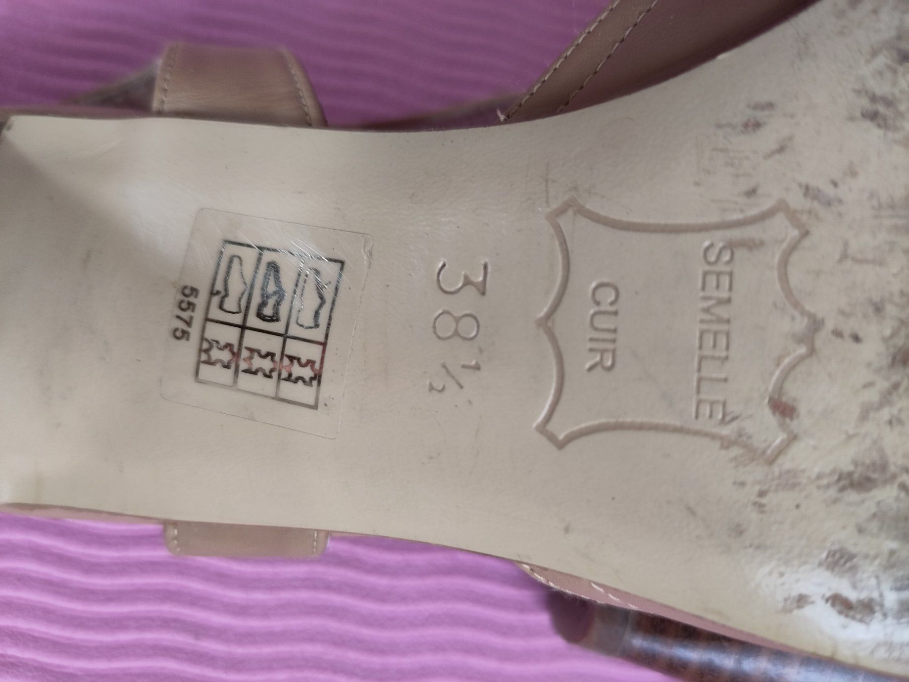 Scarpe da donna: schöne Lederschuhe mit kleinem fleck gr. 38 – Usato da Fribourg venduto da monca 3