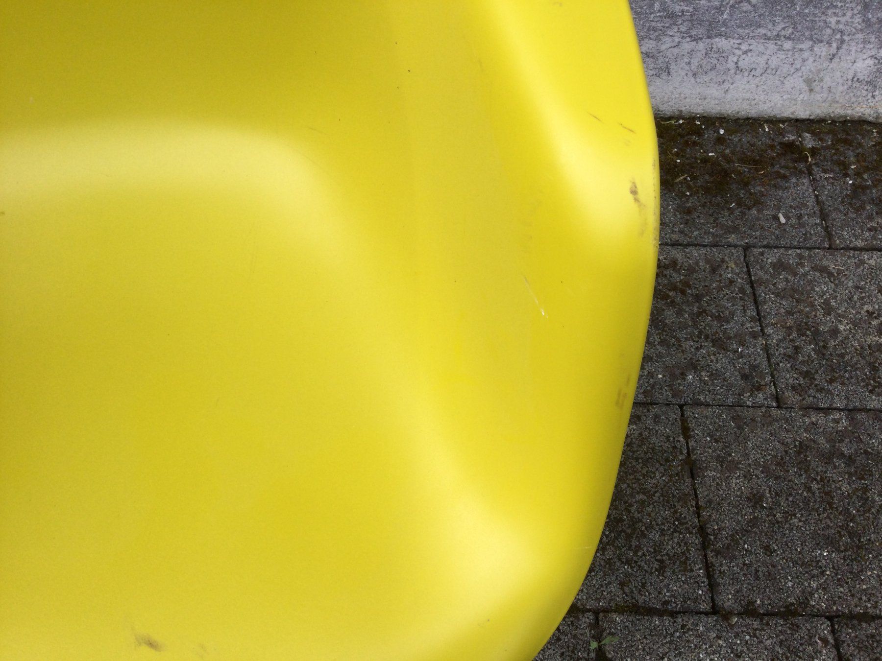Vitra Sedie: Defekter Vitra Cames Eames Plastic Armchair – Difettoso da Wangen SZ venduto da kuriosum12 5