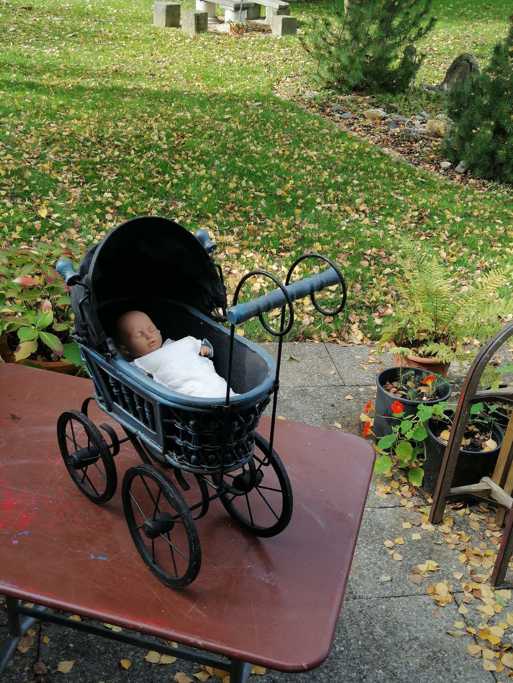 Carrozzine per bambole: Puppenwagen mit süsser Puppe – Usato da Hombrechtikon venduto da Vre_l9t8 3