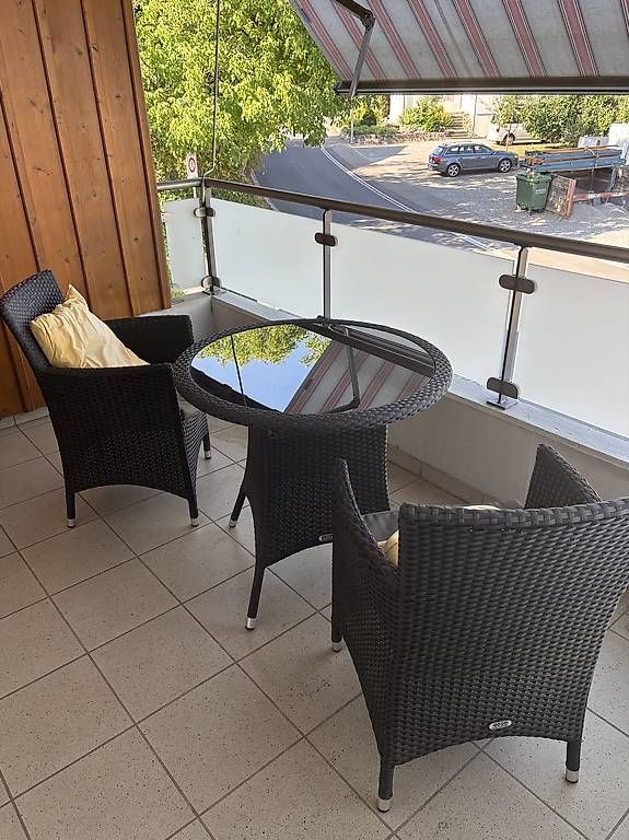 Tische: 3-teiliges Garten Bistro-Set: Runder Glastisch – Gebraucht aus Waltenschwil von biondy