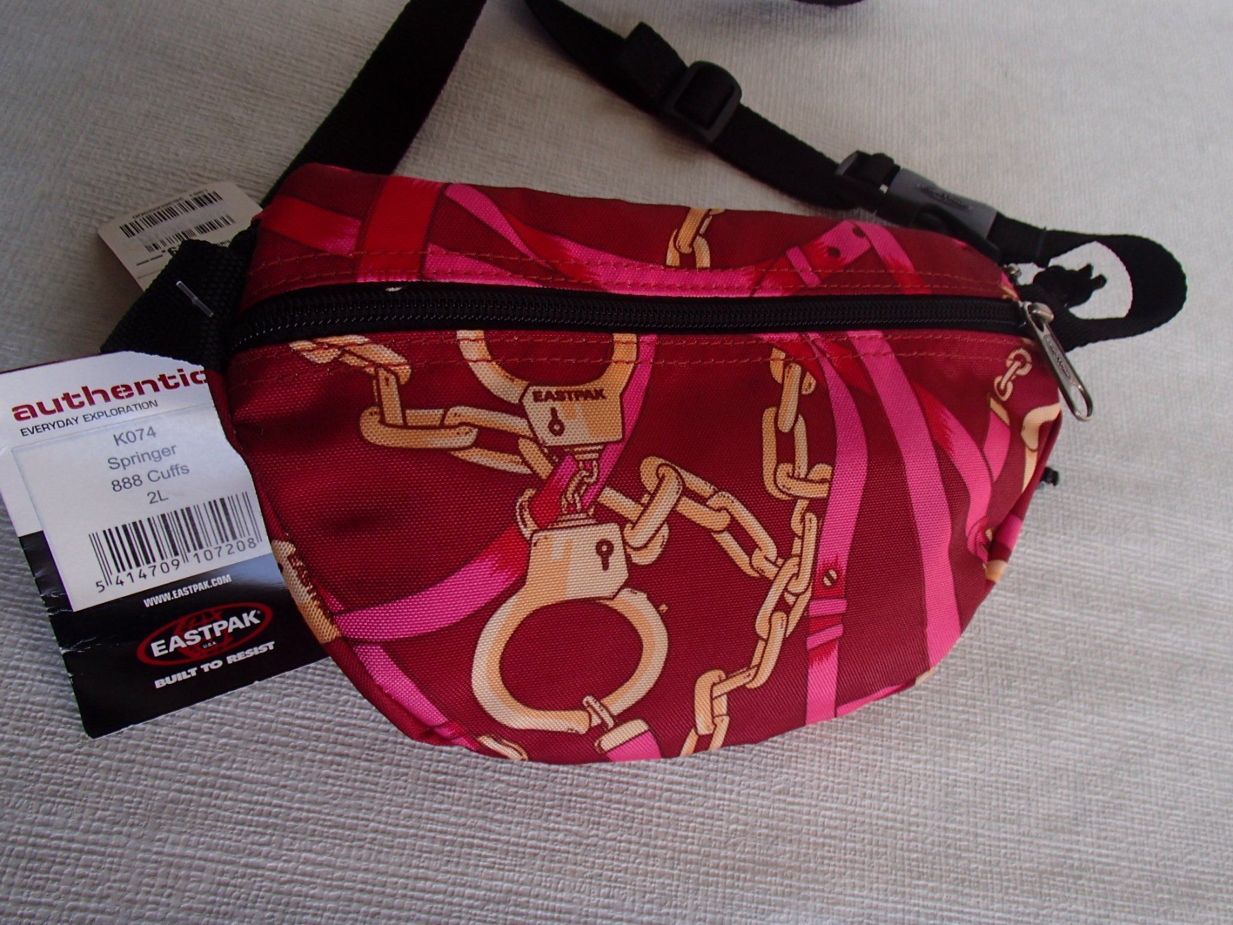 Eastpak Taschen für Damen: kleine rote EASTPAK Bauch-oder Umhängetasche Handschellen – Neu und originalverpackt aus Schöfflisdorf von pullux 1