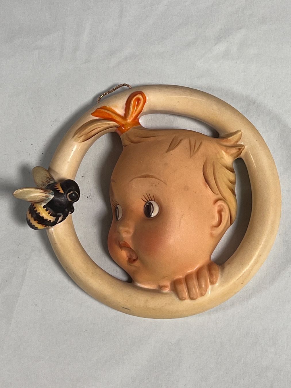 Hummel Figuren: Original Hummel Ring Ba-Bee Wandfigur 1948 Mid Century – Gebraucht aus Otelfingen von Markthalle_C