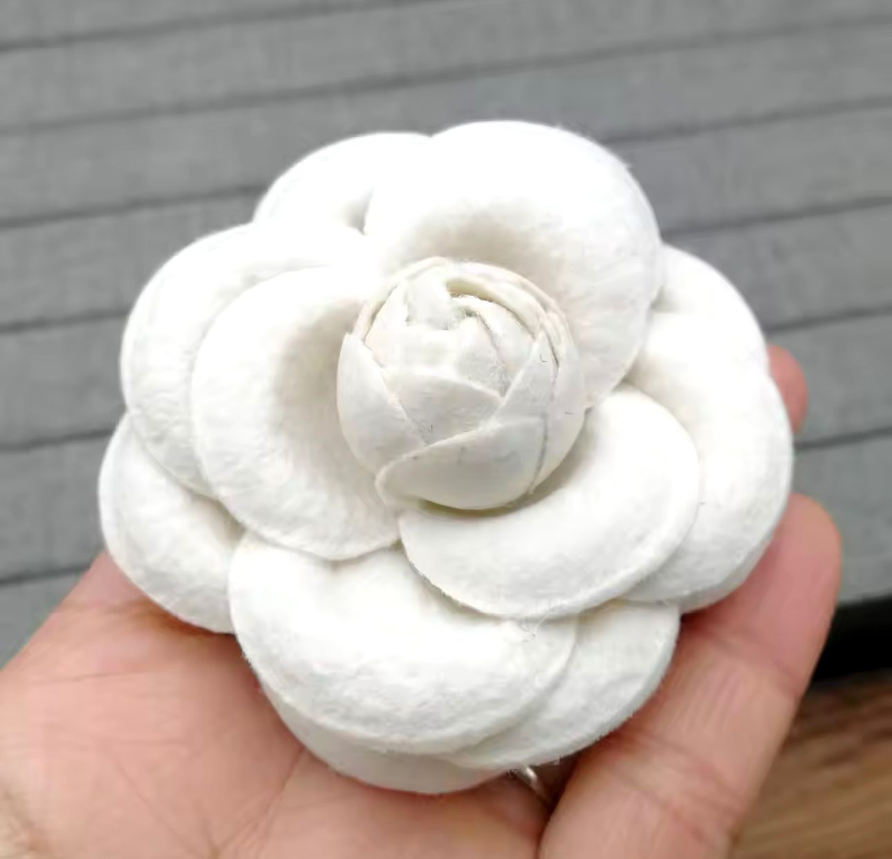 Spille & Fermagli: BROSCHE MIT KAMELIENBLÜTEN AUS STOFF – Nuovo e nell'imballaggio originale da Zürich venduto da Mina_09 2