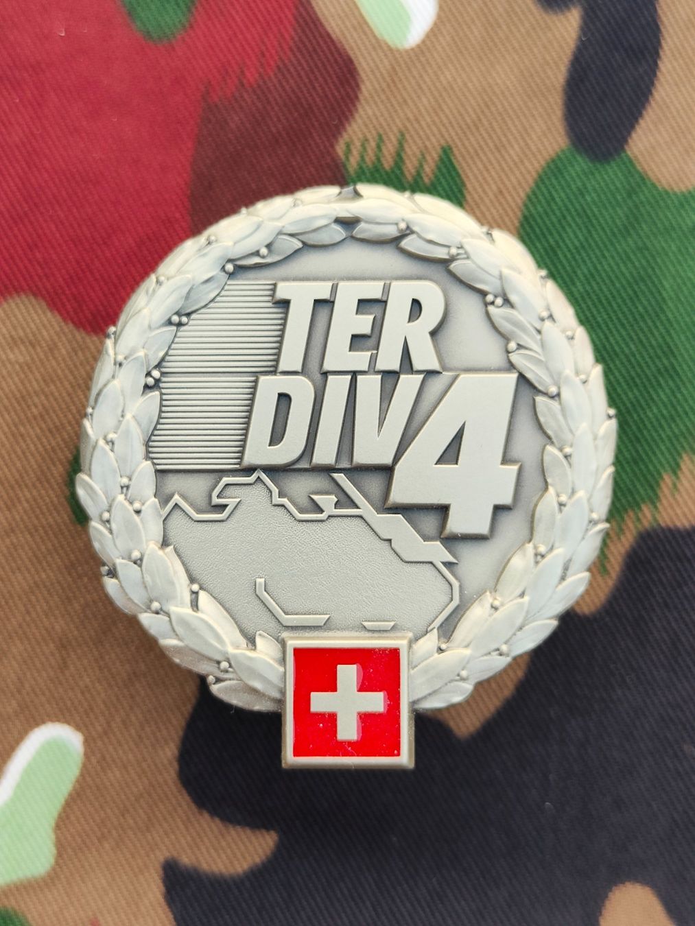 Placchette & Badge: Béretemblem Territorialdivision 4, Variante 2, neuwertig – Usato da Bauma venduto da SwissMilitaria