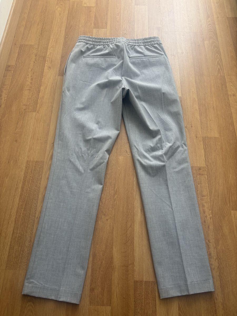 H&M Pantaloni: Pantalon chic gris clair léger – Usato da Crissier venduto da Prestige.Jewel 1