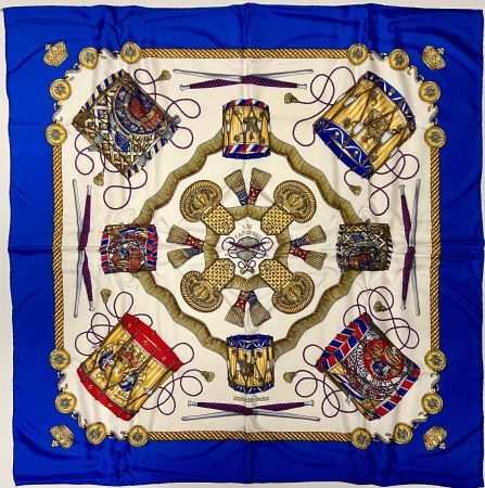 Superbe foulard HERMES-Paris "Les Tambours" 1989, avec box