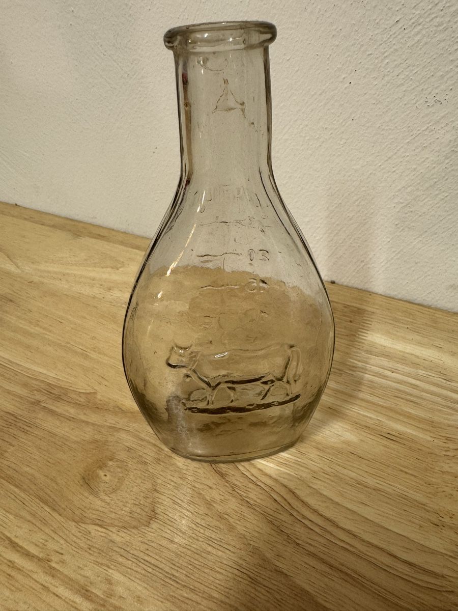 Flaschen: Glasflasche mit Messmarkierung und Kuh-Prägung  – Gebraucht aus Birsfelden von inf_l2yy 1