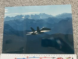 Grosses Foto einer F/A-18 über den Alpen