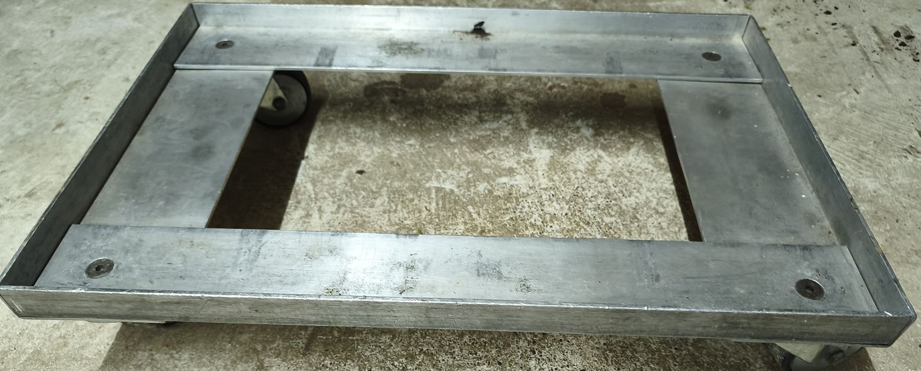 Tutti gli attrezzi: Metall Wagen mit Rollen Gebraucht – Usato da Glashütten venduto da Brockenhaus85