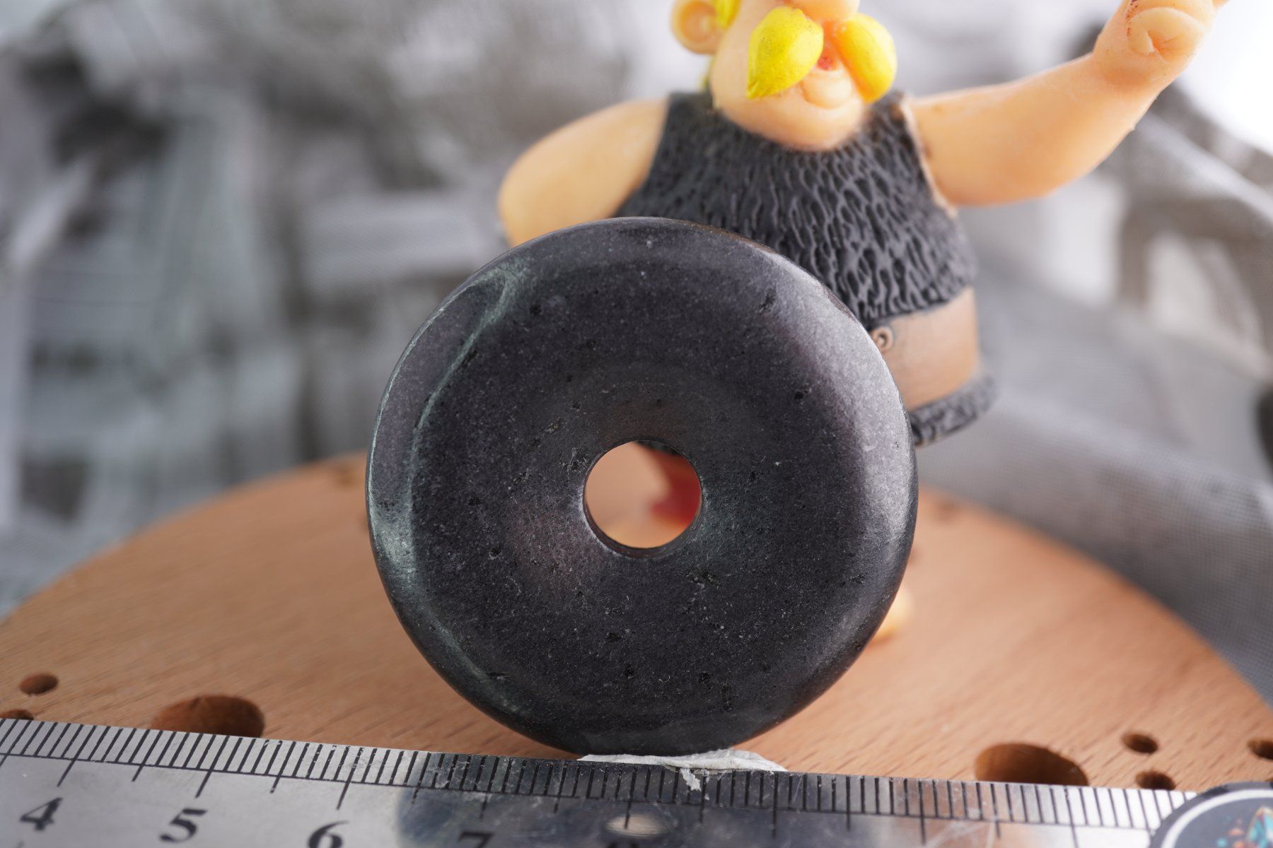 Minéraux & Lithothérapie: Schungit   Pi  Scheibe  ca40mm    ab  1.-     Räumung – Neuf avec emballage d'origine à Eschenbach SG par topstone 6