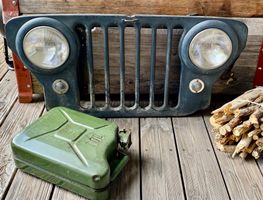 Willys Jeep Kühlergrill mit Lampen, inkl. Benzinkanister 10L