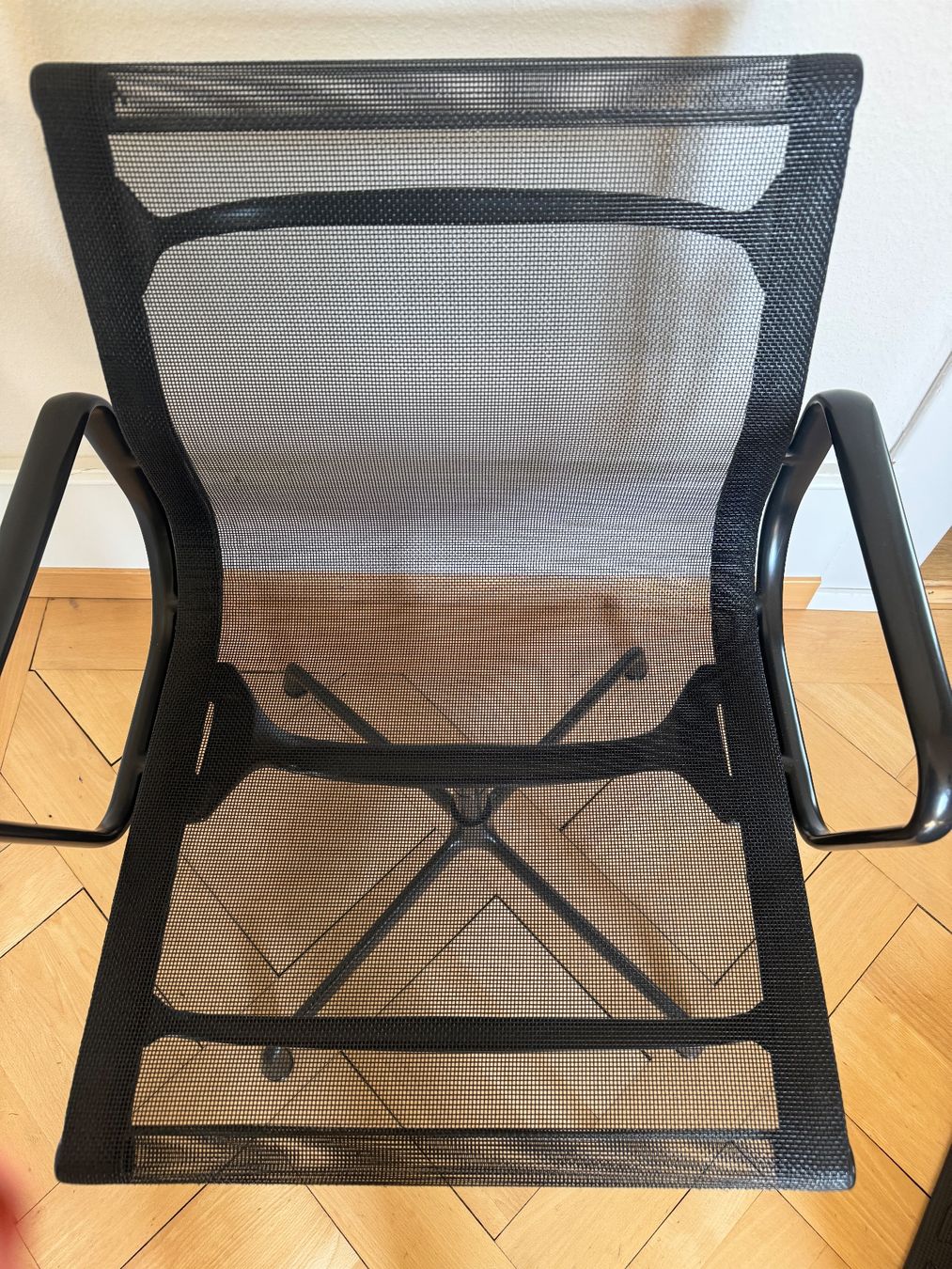 Vitra Stühle: Vitra EA103 Dine / Netz nero / Aluminium schwarz – Gebraucht aus Bern von Sonne26Mond 2
