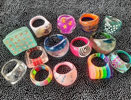 14 farbenfrohe Fingerringe + dazu ein buntes Armband