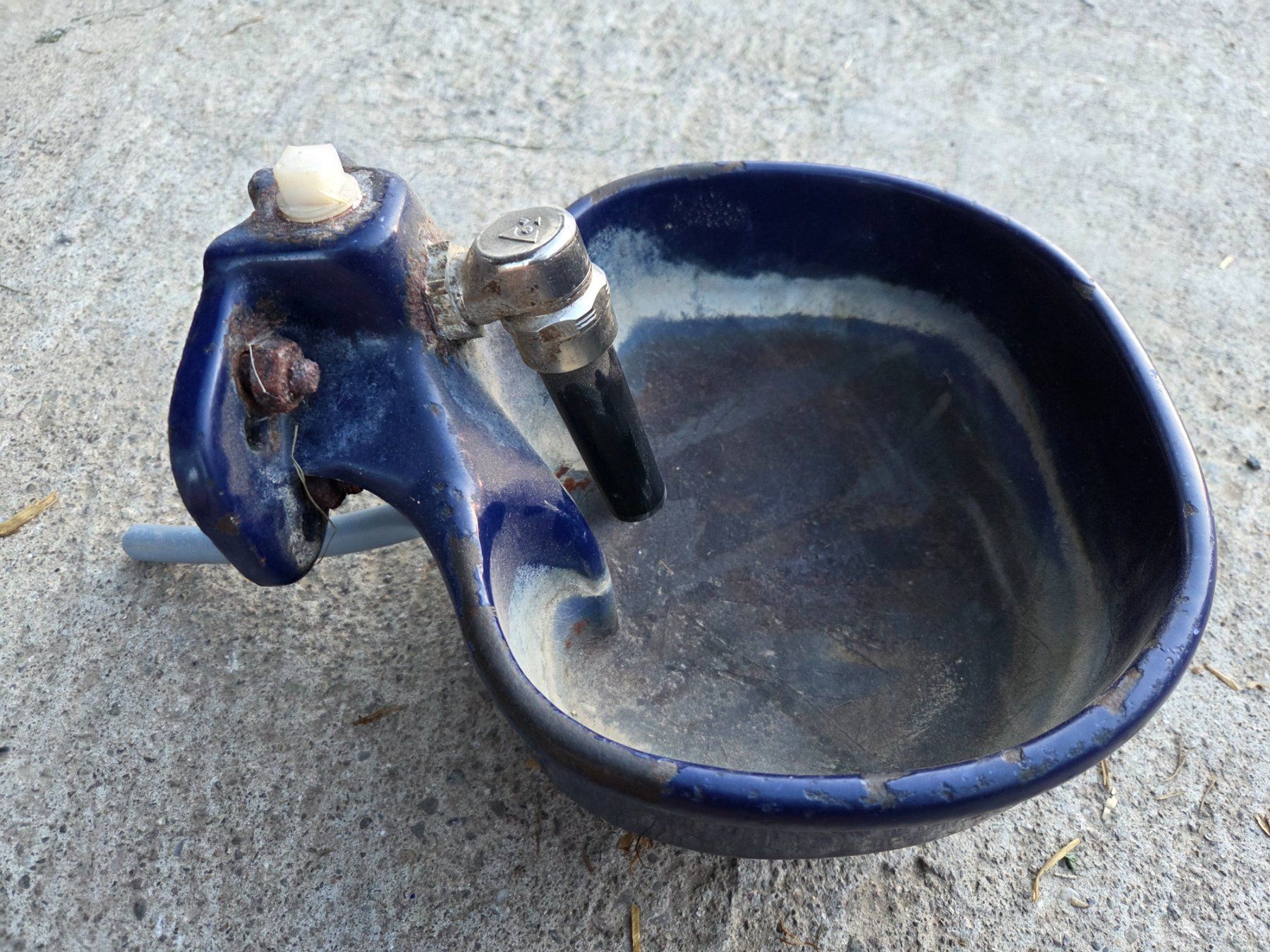 Behälter & Ähnliches: Trinbecken mit Wasseranschluss gebraucht – Gebraucht aus Doppleschwand von gt1999 2