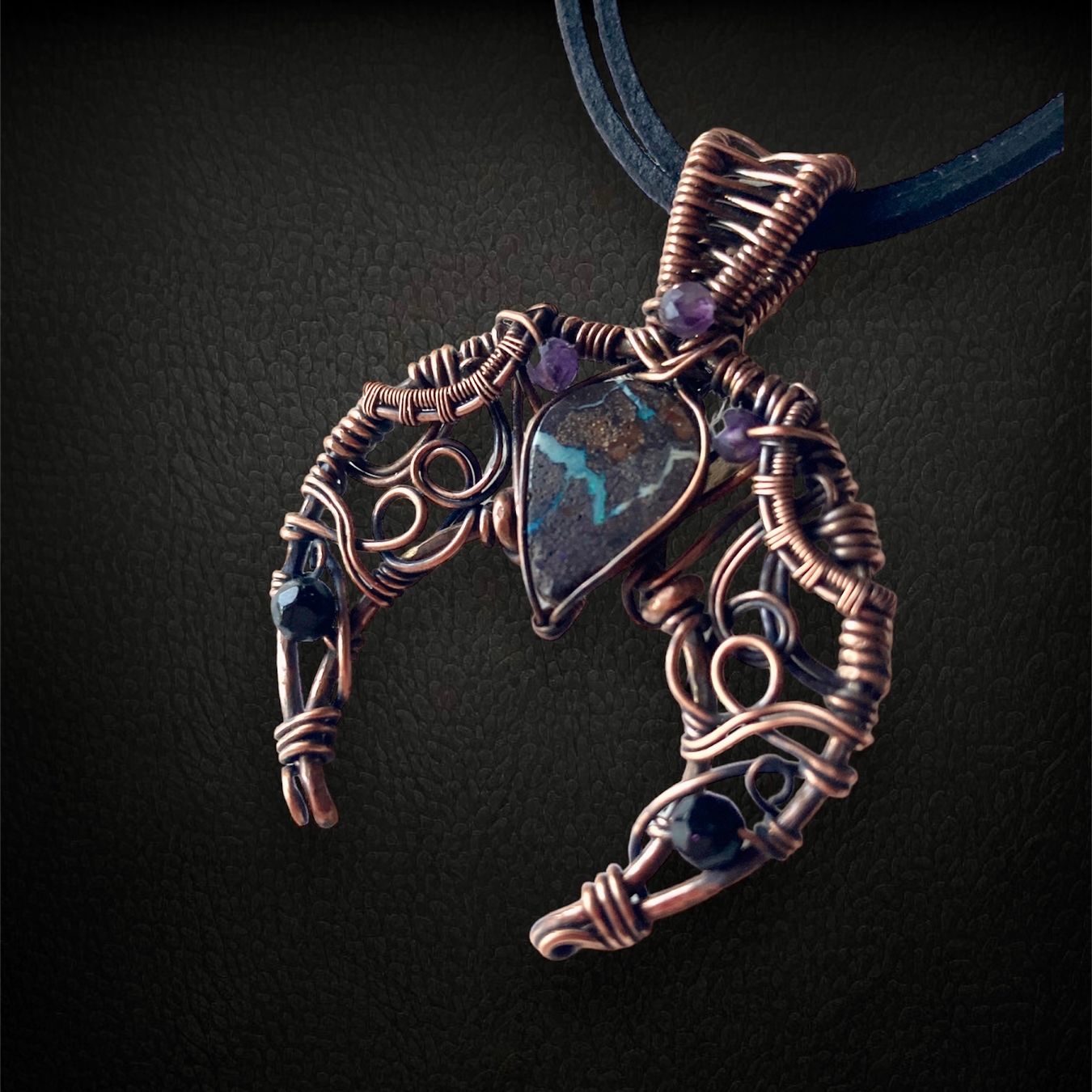 Catenine: Handgefertigter Mond-Anhänger mit Boulder-Opal – Nuovo (secondo la descrizione) da Solothurn venduto da Kiki_Di 2