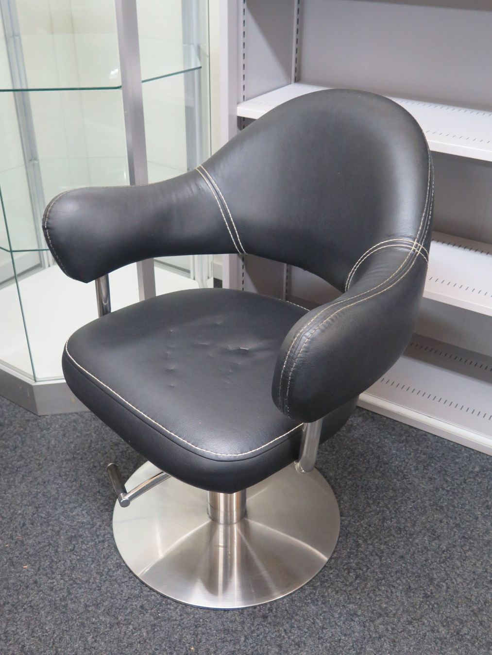 Poltrone: Coiffeurstuhl Gewerbe Salon Sessel – Usato da Rümligen venduto da StefanDerendinger 1