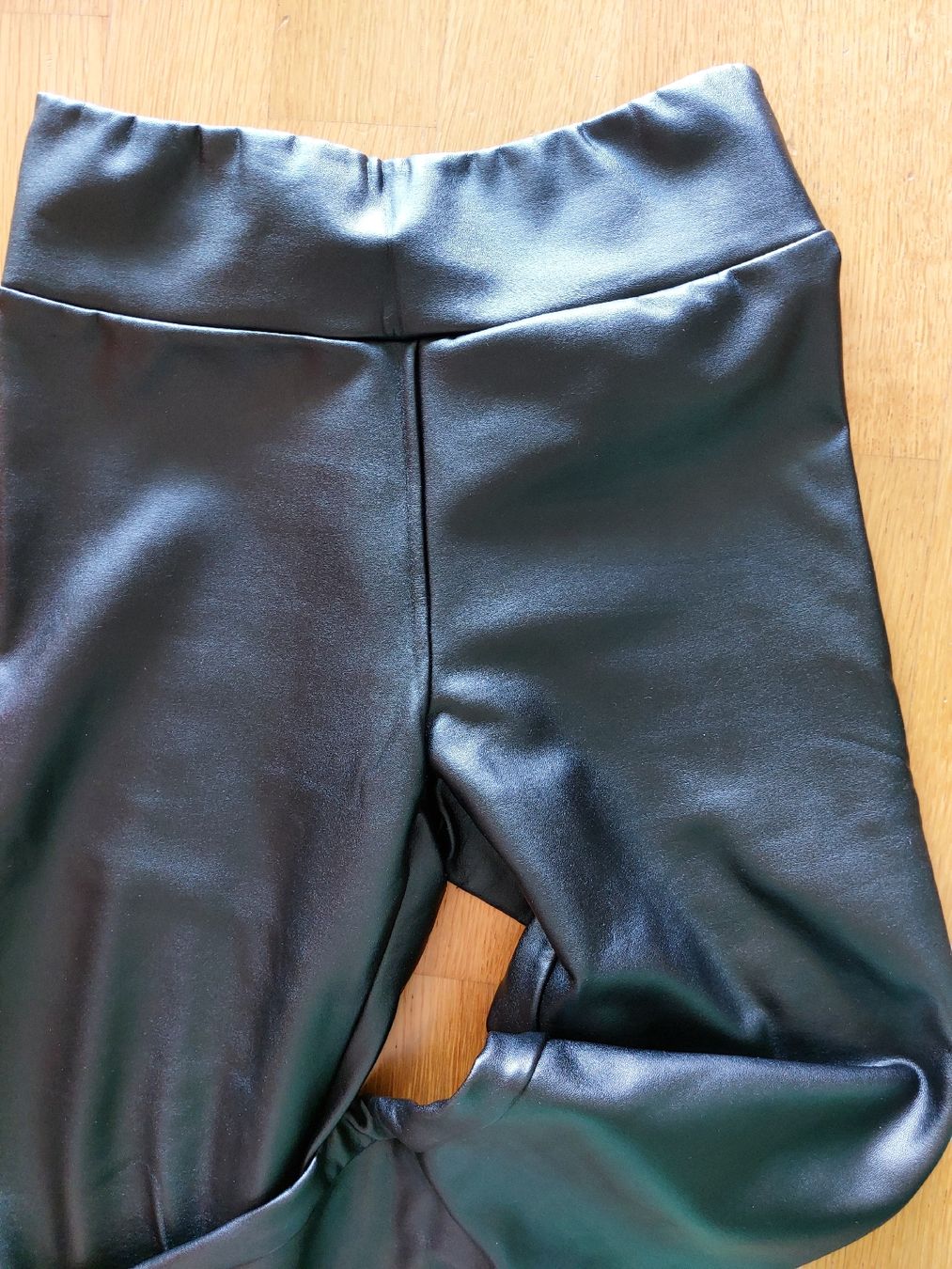 Calzedonia Leggings: Leggings Lederoptik Gr. S  – Usato da Horgen venduto da prinza