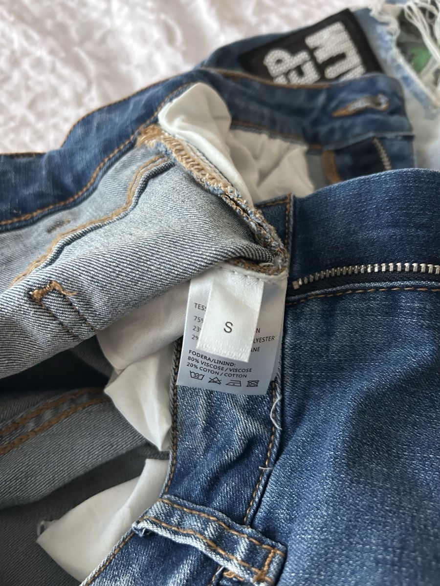 Jeans: Jeans mit Comic-Patches / Destroyed Look Gr. S – Usato da Winterthur venduto da celine_benz 4