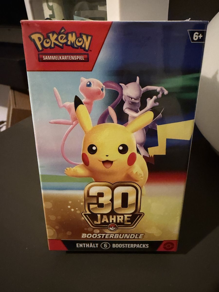 Pokémon Sammelbilder & Trading cards: Pokémon 30 anni Booster Bundle con 6 bustine sigillato – Neu und originalverpackt aus Rancate von JafarTheKing69