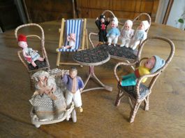 Alte Puppensitzgruppe, Puppenwagen, Liegestuhl, 9 Püppchen