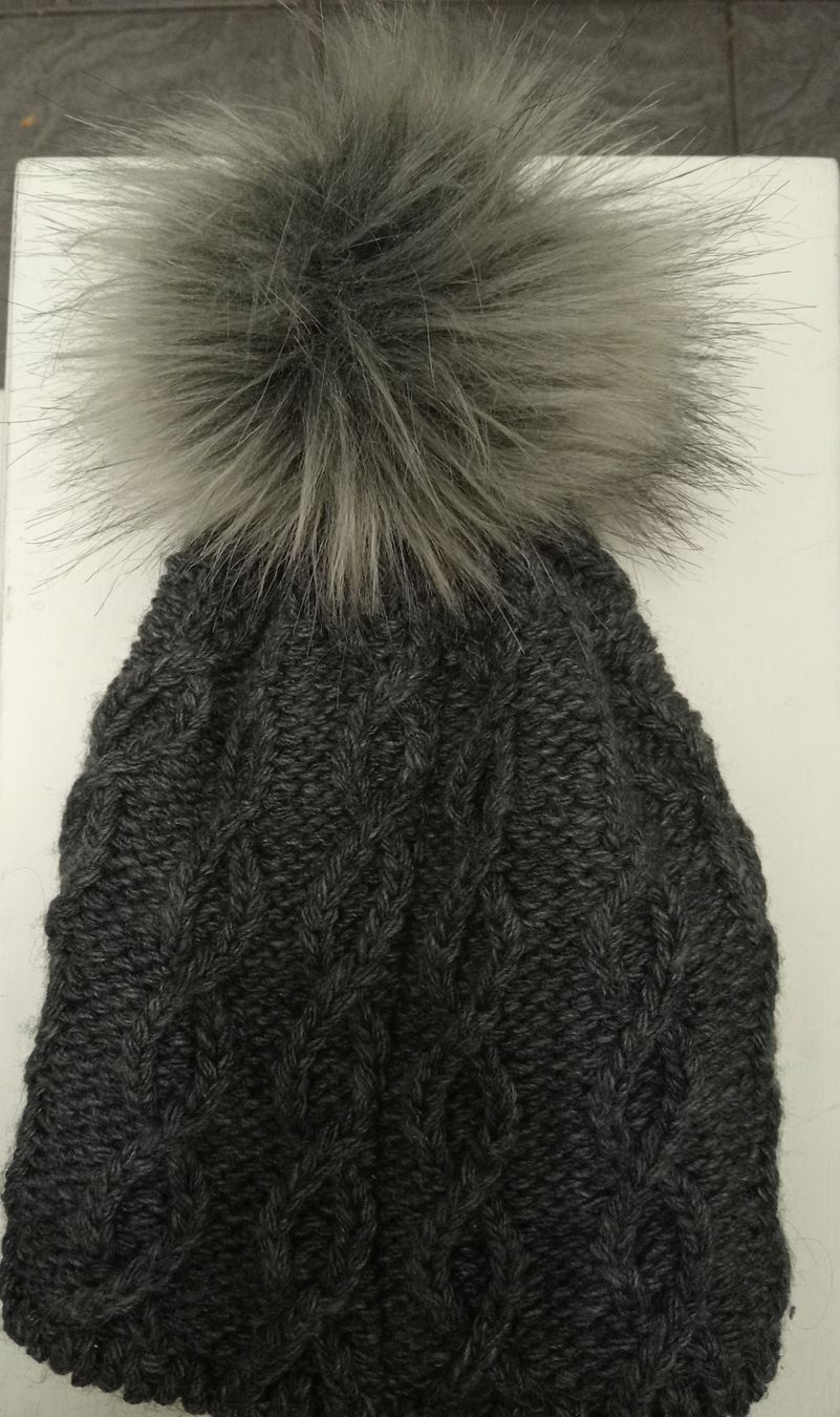 Copricapi, berretti & cappellini: Warme, handgestrickte Wintermütze mit Bommel, Grau – Usato da Allschwil venduto da Evgeniia78 2