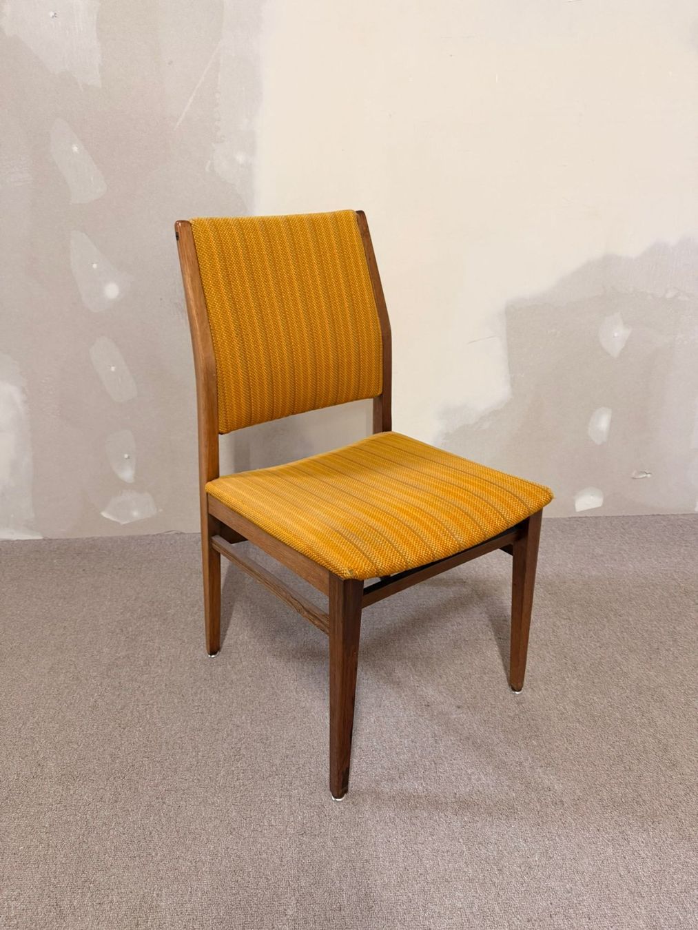 Sedie: Mid Century Stuhl 70er Jahre Strukturstoff Holz – Usato da Rickenbach ZH venduto da Insider-Boerse