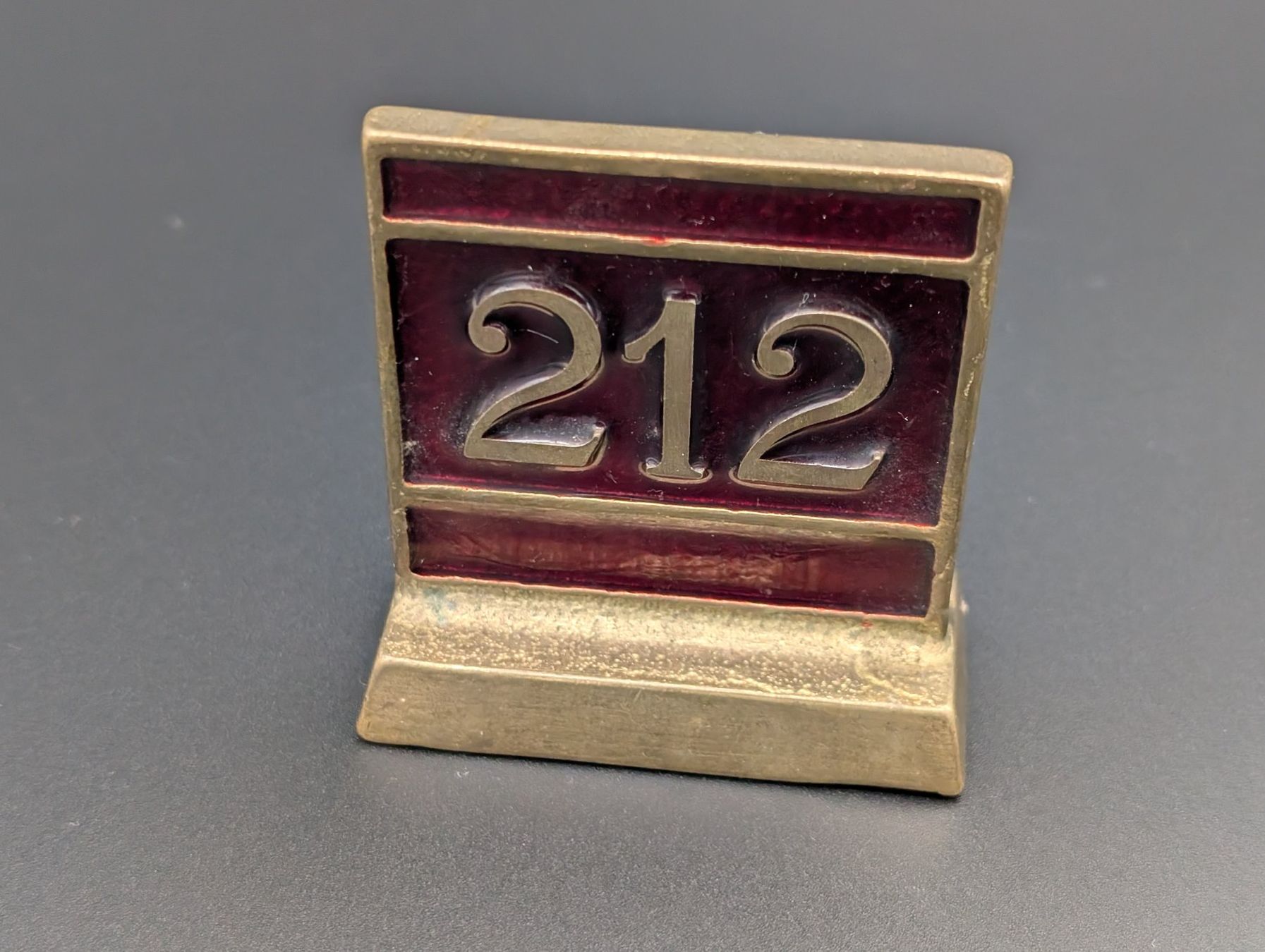 Insegne: Vintage Tischnummer 212 – Usato da Wiezikon b.Sirnach venduto da Romsche 2
