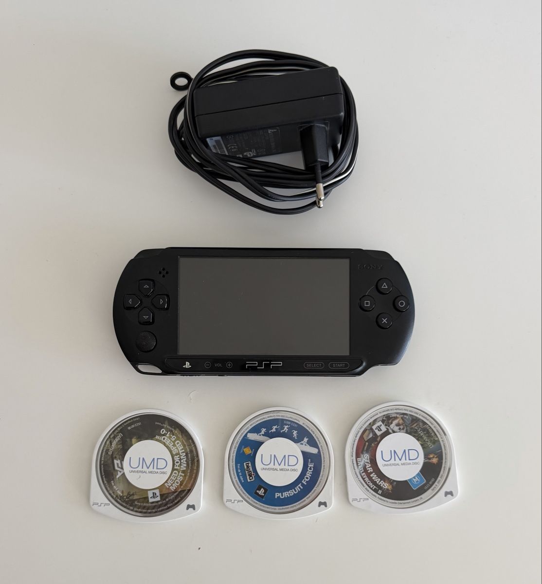 Sony Console: Sony PSP E1004 Schwarz Ladekabel + Spiele – Usato da Füllinsdorf venduto da hae_gt9l