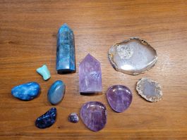 Kleine Edelstein-Sammlung, diverse Formen und Farben
