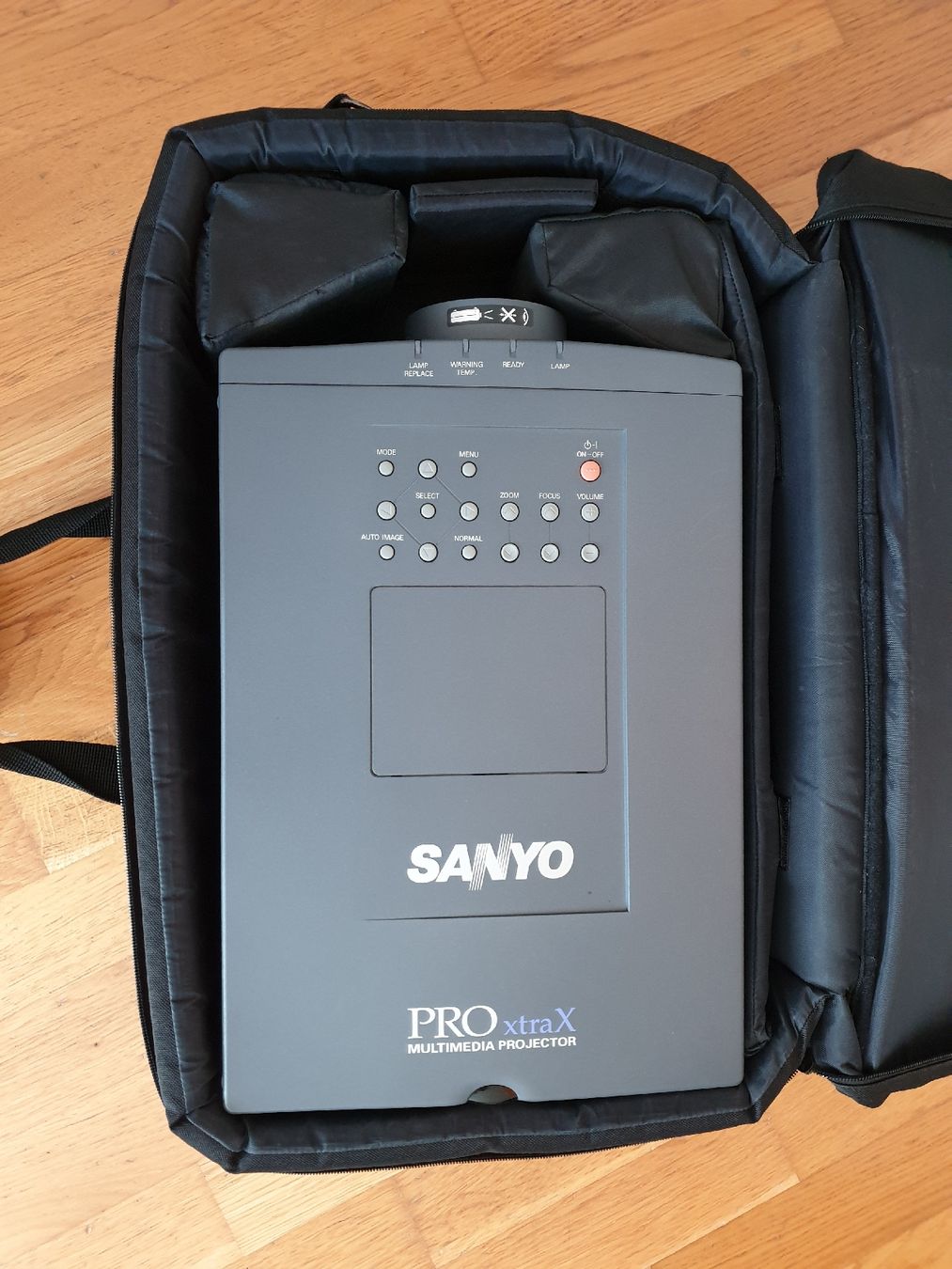 Sanyo Proiettori: SANYO PLC-XP10EA Multimedia Projektor mit Tasche – Usato da Ittigen venduto da Ziok187 2