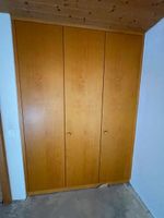 Einbauschrank Holz mit klaren Gebrauchsspuren