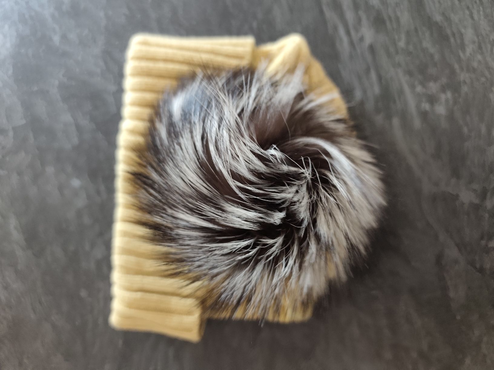 Moncler Copricapi, berretti & cappellini: Moncler bonnet avec pompon – Nuovo (secondo la descrizione) da Martigny venduto da Vintage-23 2