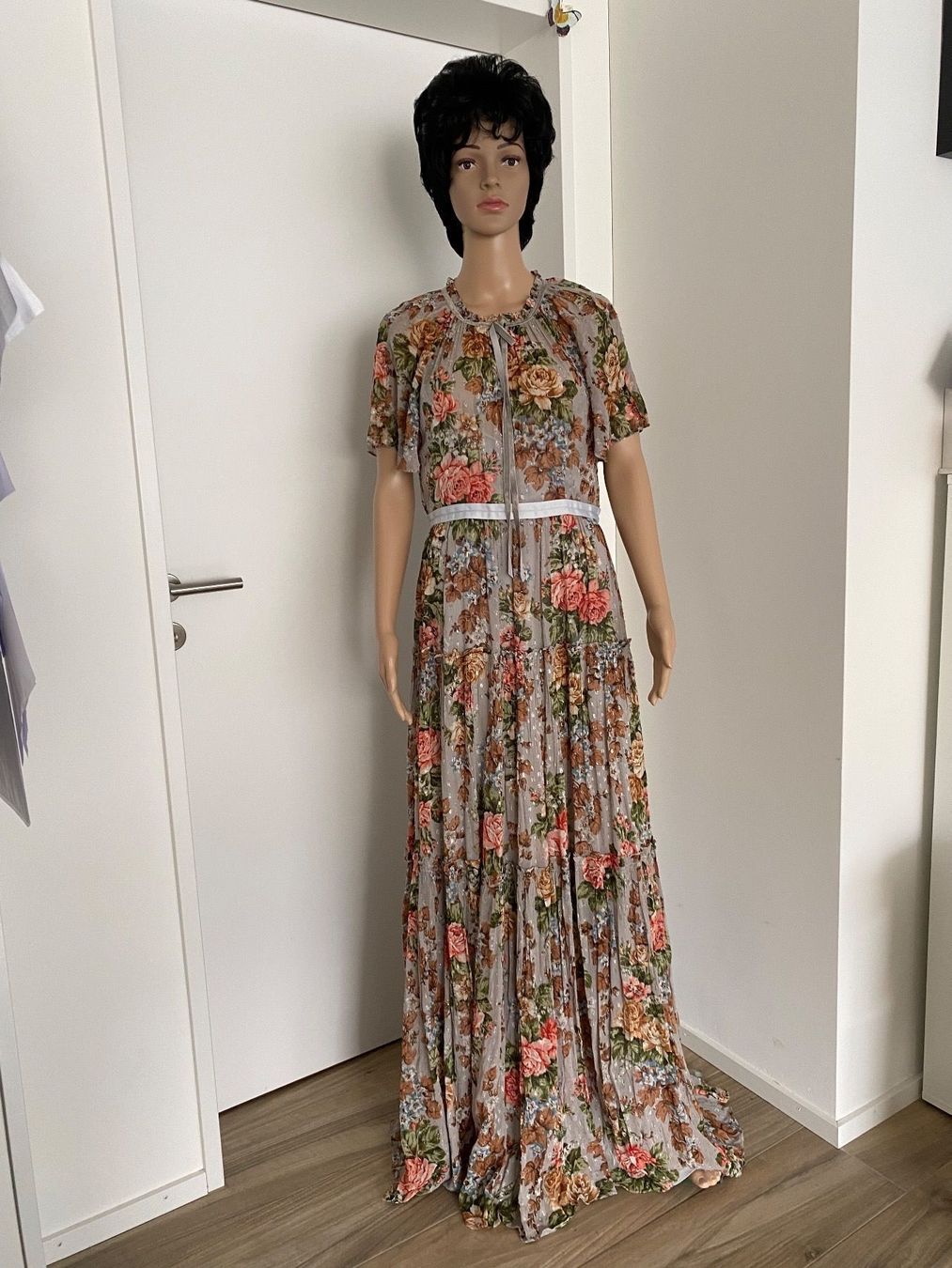 Vestiti: Needle&Thread Kleid Neu  Gr.38-40 (10) – Nuovo e nell'imballaggio originale da Dielsdorf venduto da ncgarasi