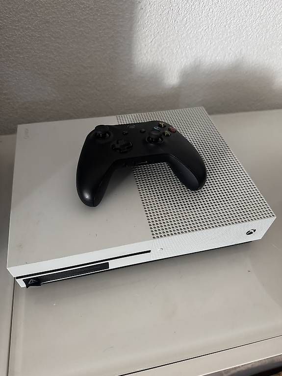 Microsoft Console: Xbox One S 500GB Weiss + Controller  Top Zustand – Usato da Grabs venduto da Felicee52
