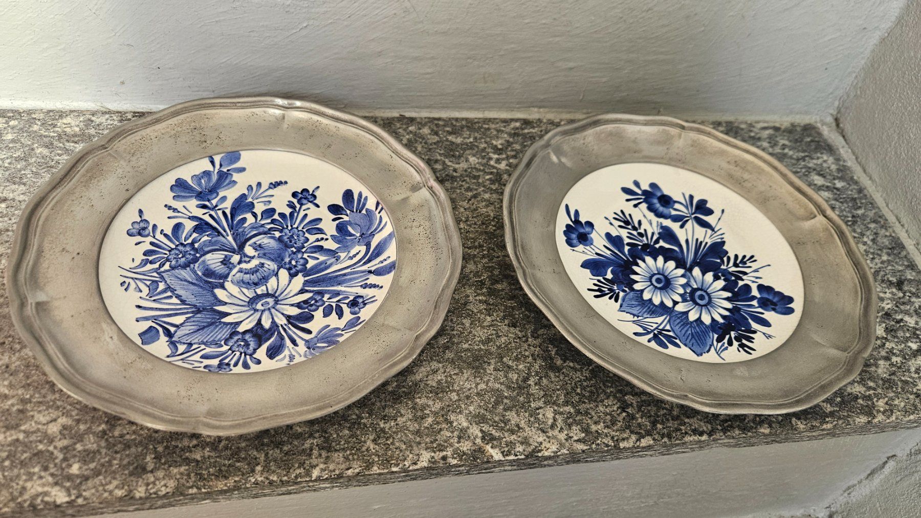 Piatti: 2 piatti da appendere in ceramica biancoblu e peltro – Usato da Melano venduto da H-Sara