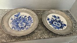2 piatti da appendere in ceramica biancoblu e peltro