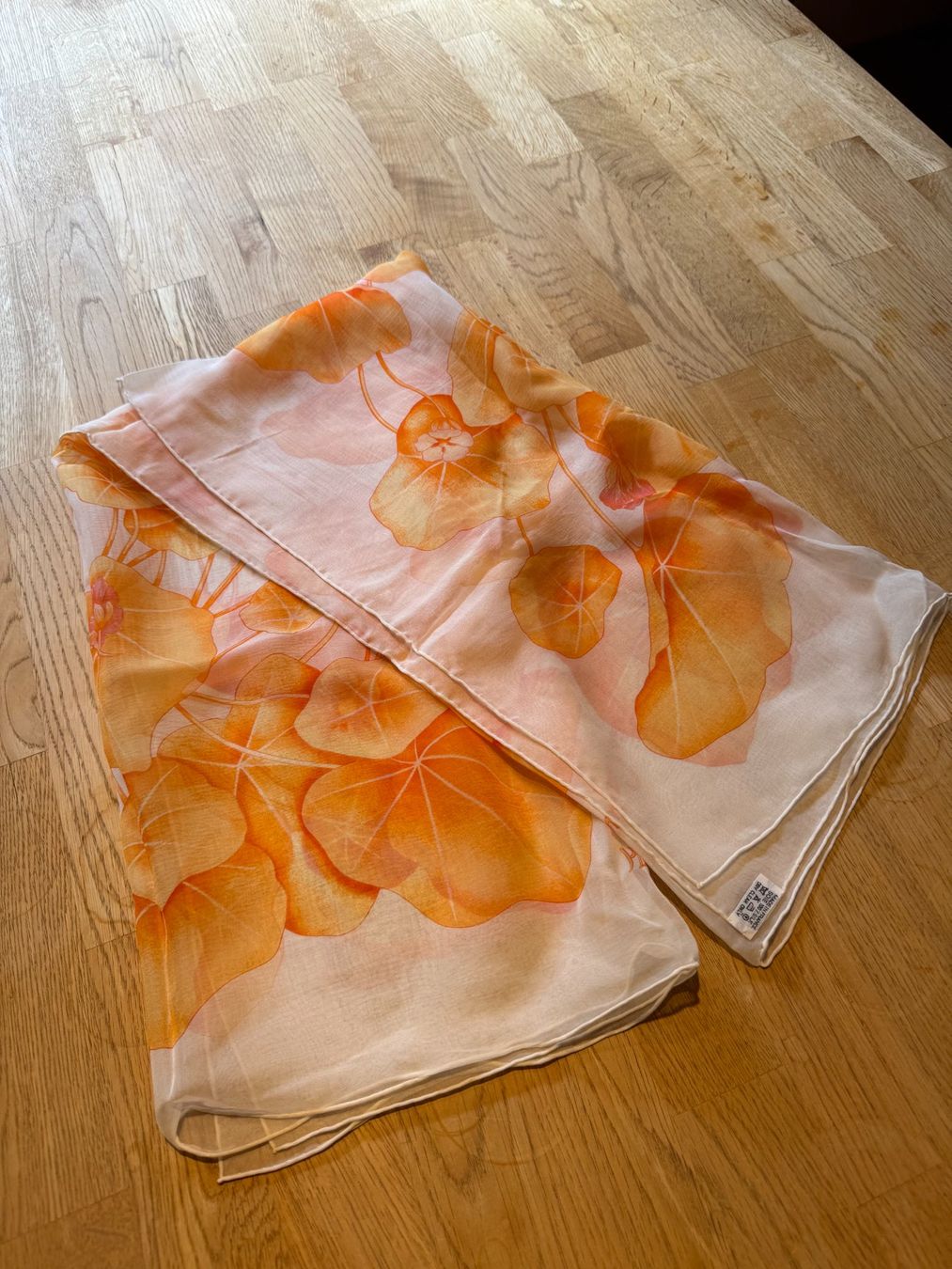 Hermès Foulards, Tücher & Schals: Vintage Hermès Paris "Les Capucines" Silk Scarf – Gebraucht aus Grund b. Gstaad von ReLuxe 7