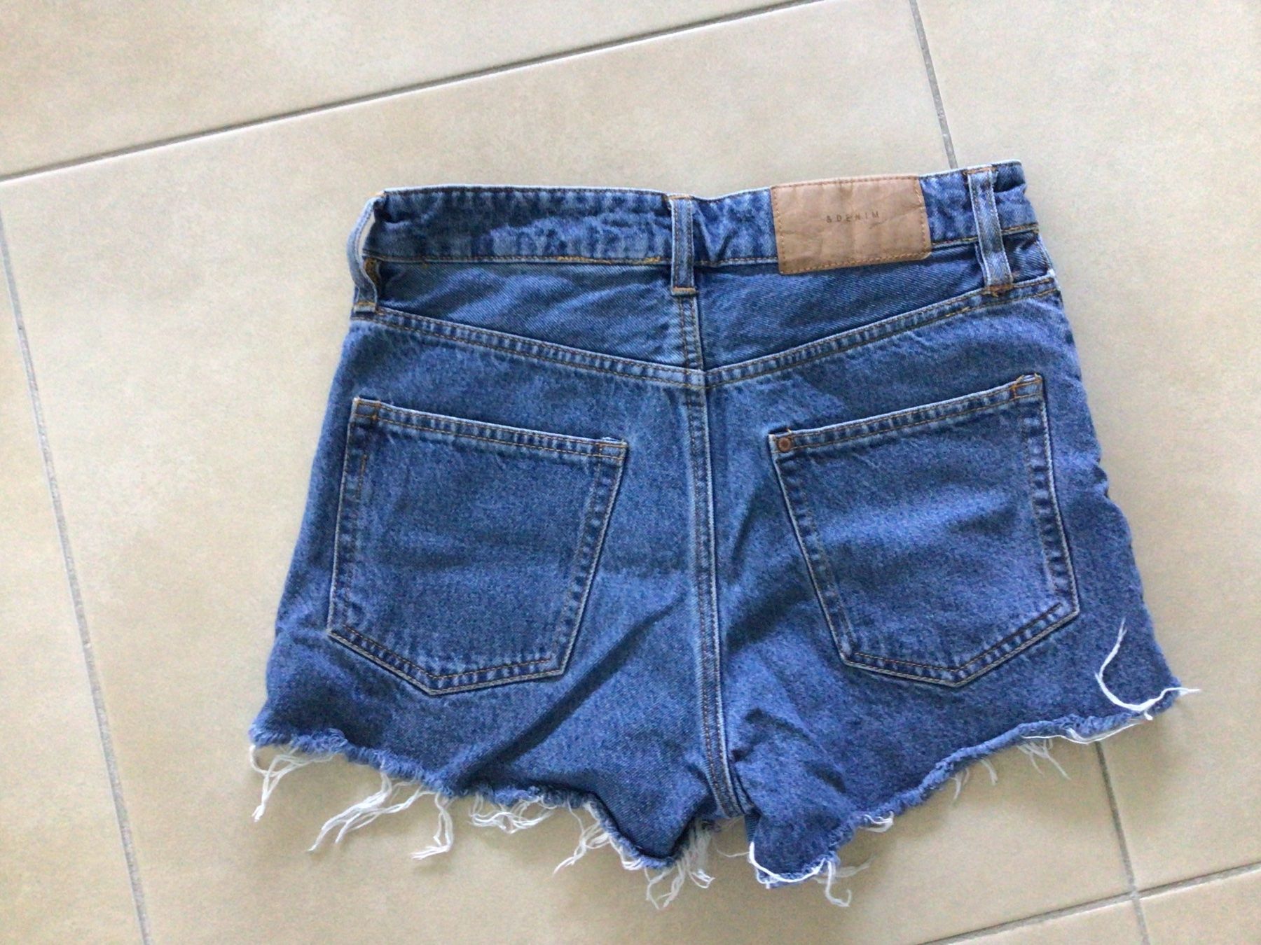 H&M Jeans: Denim Jeans Shorts, Grösse 34 – Usato da Frauenfeld venduto da Stehojen 1