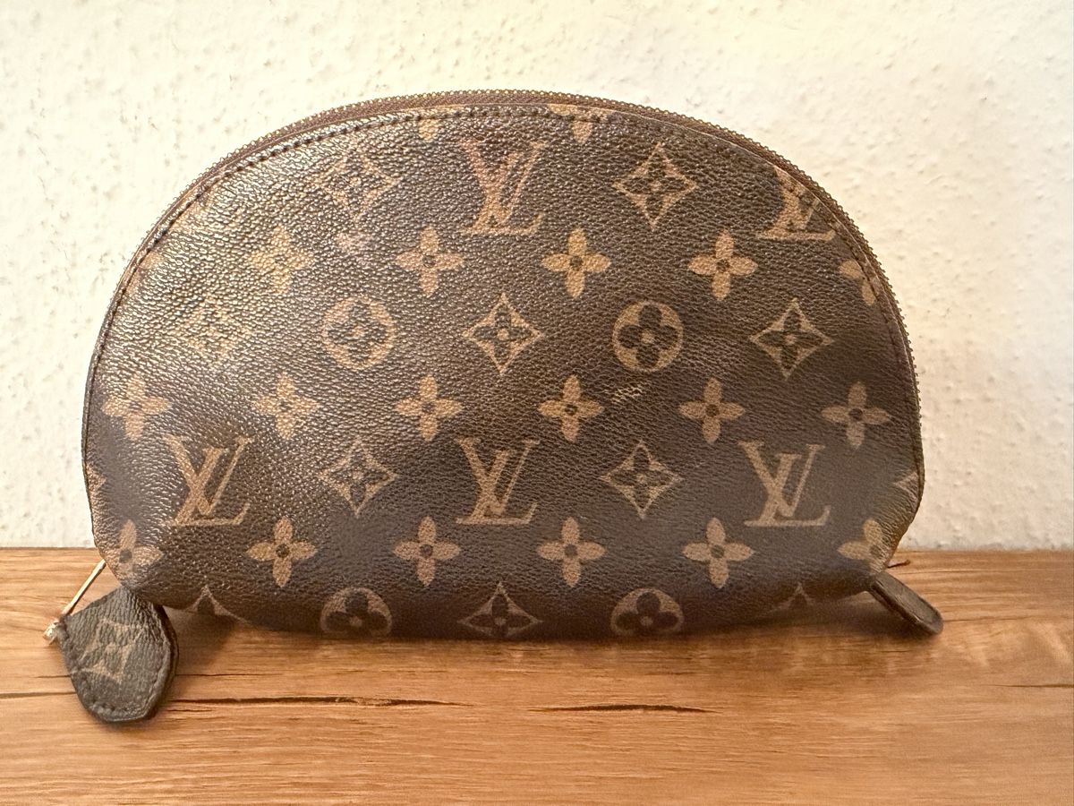 Louis Vuitton Astucci : Trousse Louis Vuitton monogramme état usagé visible – Usato da Brügg BE venduto da Goob