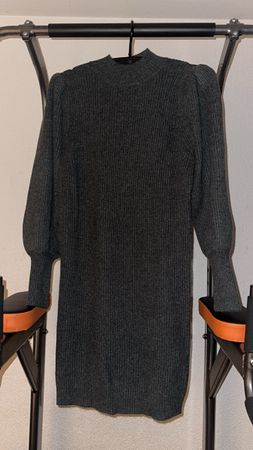 Graues Pulloverkleid mit Puffärmeln
