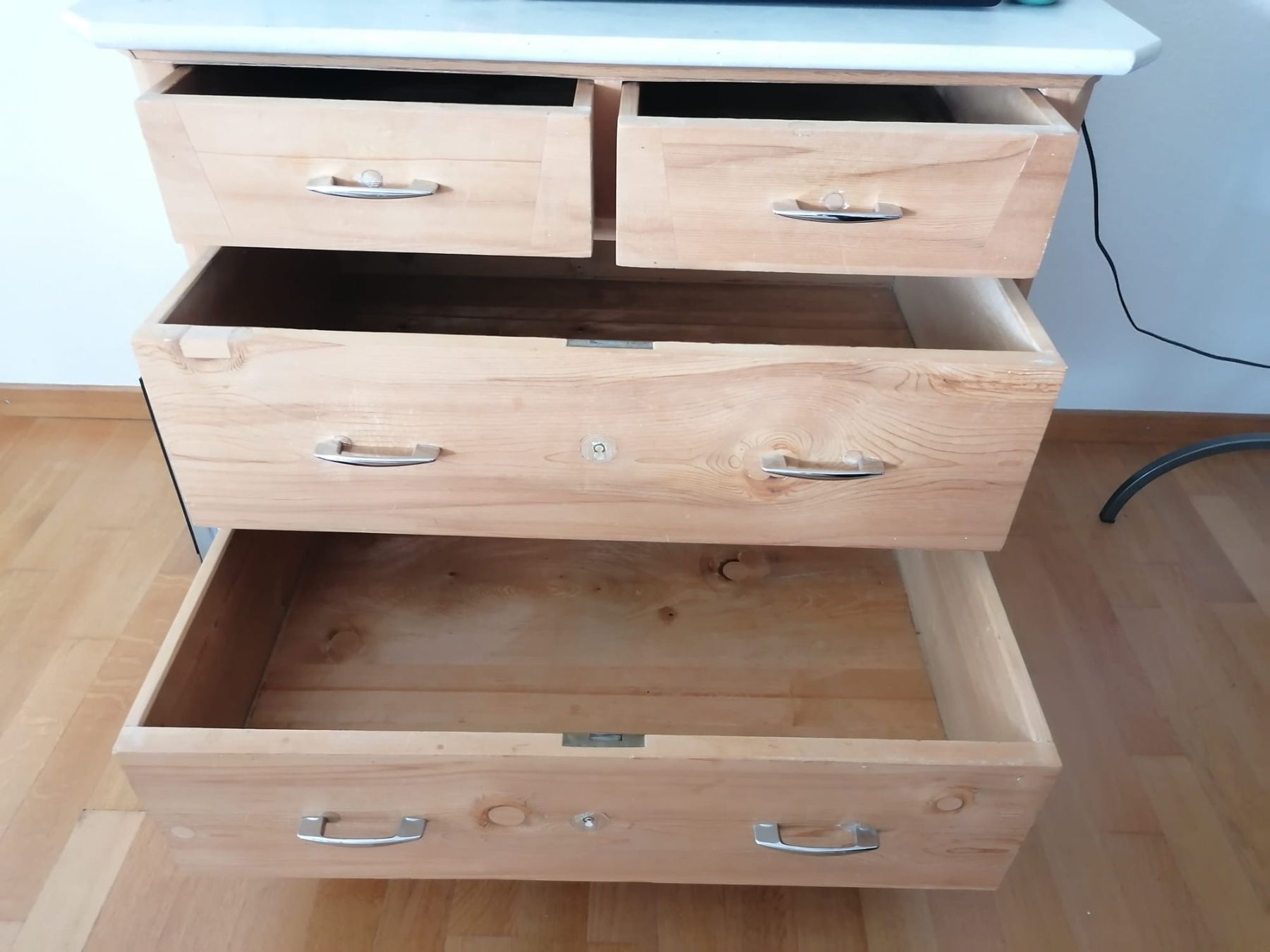 Cassettiere: Holzkommode mit Marmorplatte – Usato da Meilen venduto da Cyrus1347 1