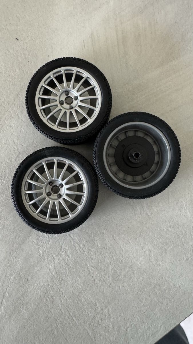 Tutti pezzi di ricambio auto: Felgen scala 1:18 – Usato da Caslano venduto da tuning21 1