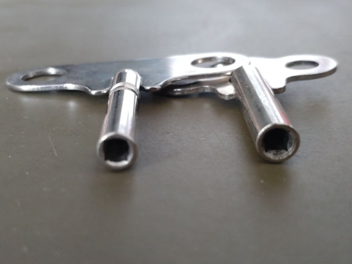 Schlüssel: 4 clés de remontage pour horloges anciennes – Gebraucht aus Vuadens von Tsaberli1 4