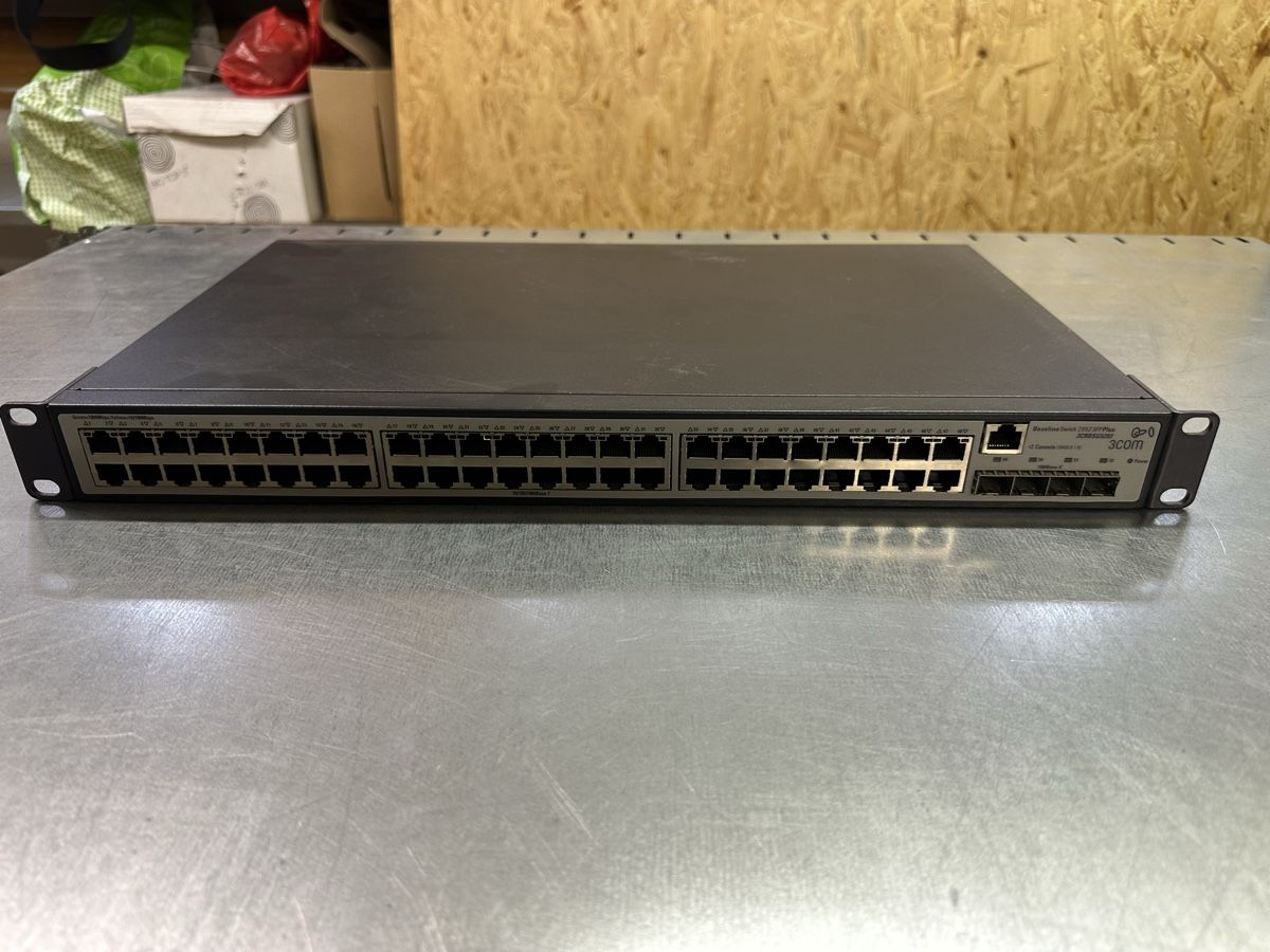 Hewlett Packard Hub & Switch: 3Com Baseline Switch 2952 SFP Plus 48 Port Switch – Usato da Luzern venduto da FrankGroebel