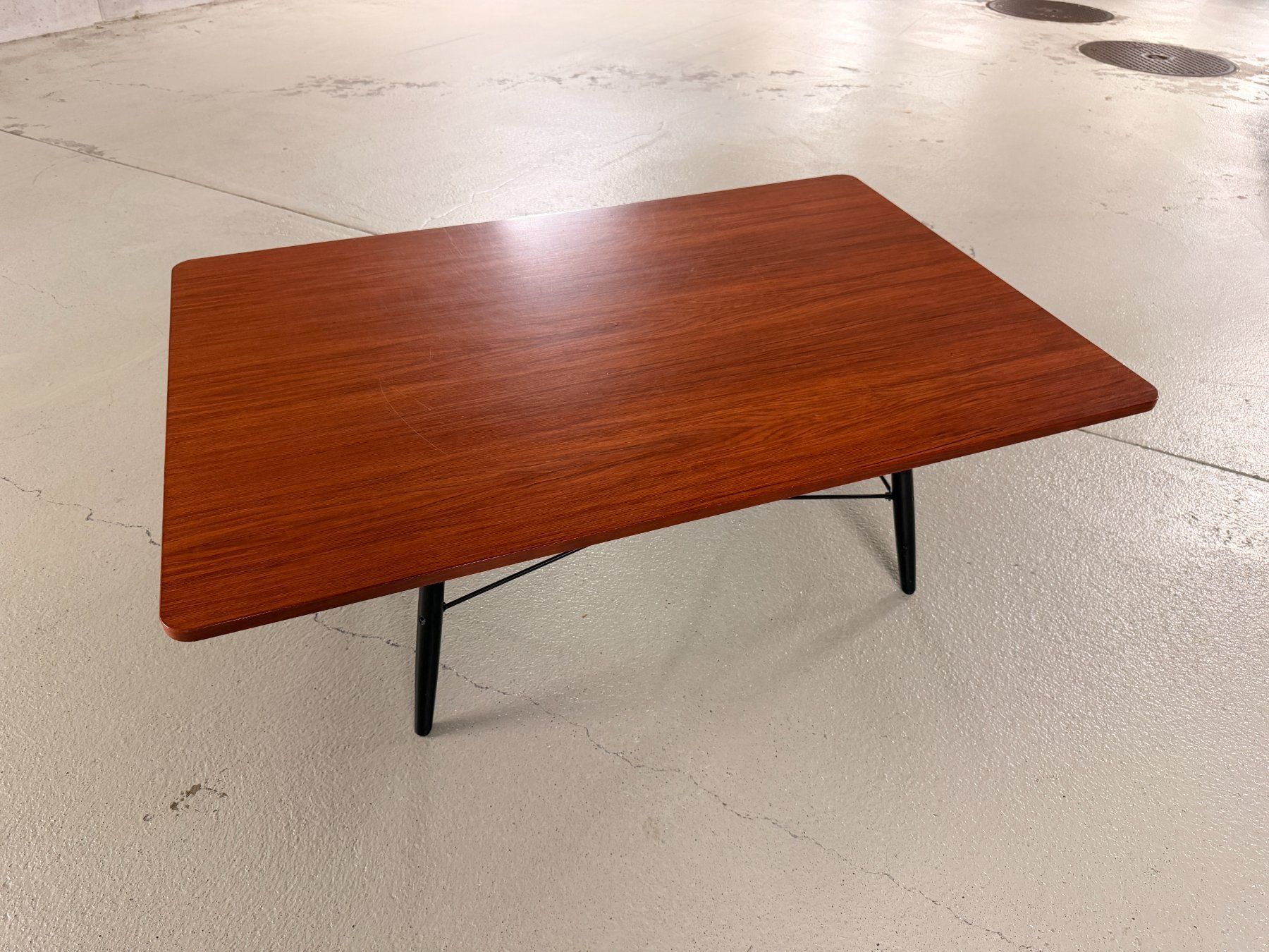 Eames Tische: Eames Coffee Table in Nussbaum – Gebraucht aus Rüschlikon von thierry1707