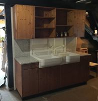 Ausstellungsküchenmöbel mit Doppelspülbecken und Holzfront