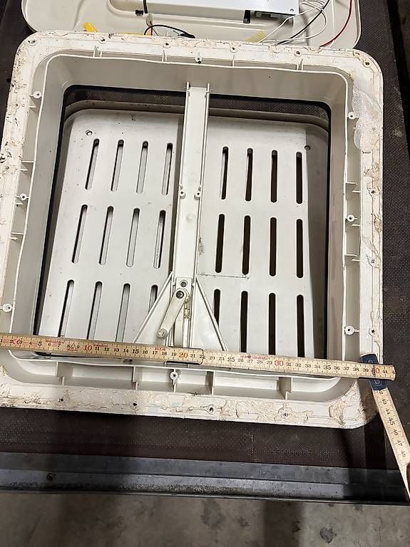 Finestre: Wohnwagen Dachfenster  – Usato da Lausen venduto da Gjuliana4 1